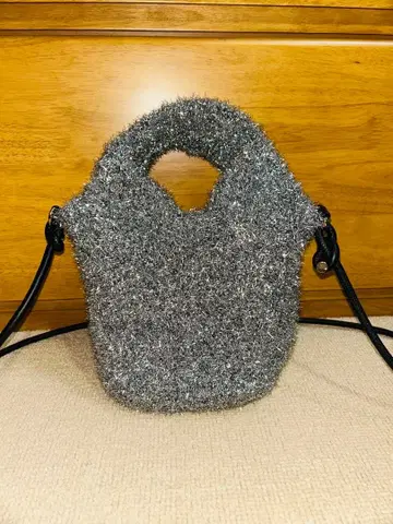 실버 퍼 소재 핸드백