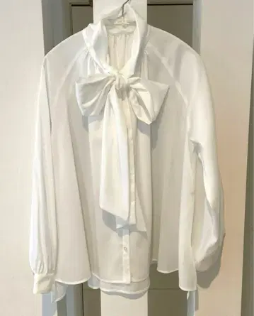 보타이 블라우스 디노스 화이트 리본 포함 블라우스 SO CLOSE