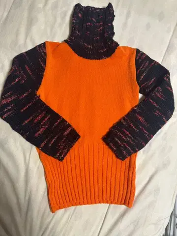 오렌지와 블랙 터틀넥 니트 구제 의류