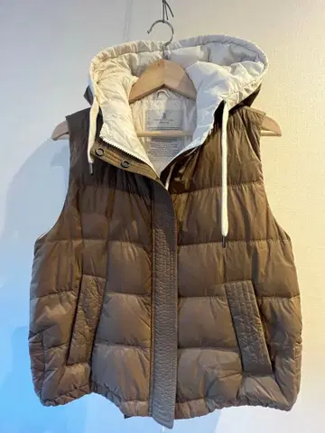 브루넬로쿠치넬리 42 브라운 퀼팅 다운 베스트 후드 부착