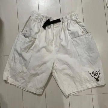 화이트 숏팬츠 사슴 로고 포함