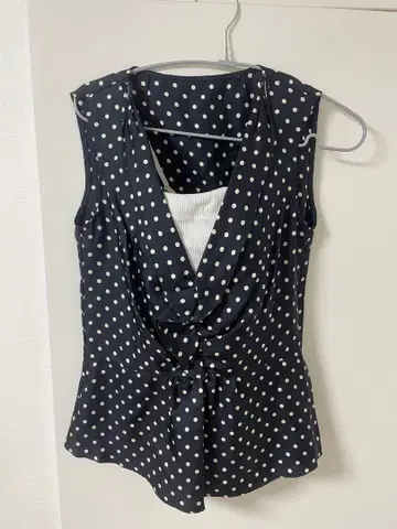 [ 새상품급 ] 투모로우랜드 컬렉션 실크 슬리브리스 블라우스 도트