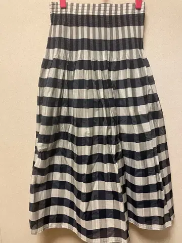 네이비와 화이트 스트라이프 플레어 스커트