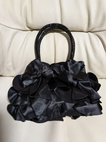 블랙 포멀 백 프릴 부착