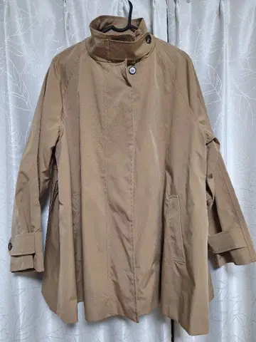 베이지 트렌치코트 버튼 포함