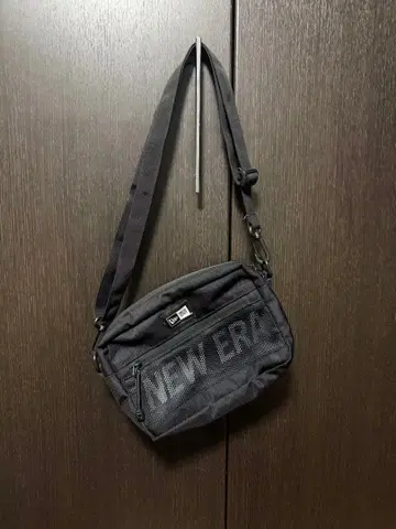 NEW ERA 바디백 블랙