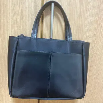 블랙 심플 토트백 K 로고 포함