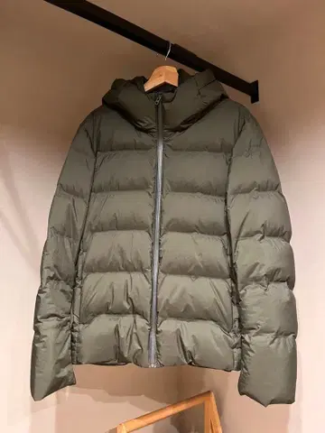 유니클로 심리스 다운 자켓 카키 L 사이즈