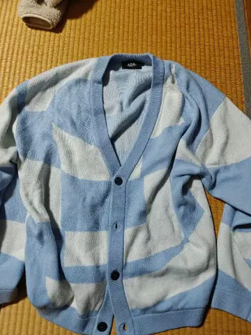 스카이블루와 화이트 스트라이프 가디건