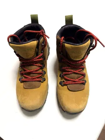 등산화 미드컷 베이지