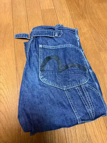 특징적인 디자인의 데님 팬츠