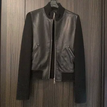 가죽과 니트의 타이트 핏 자켓