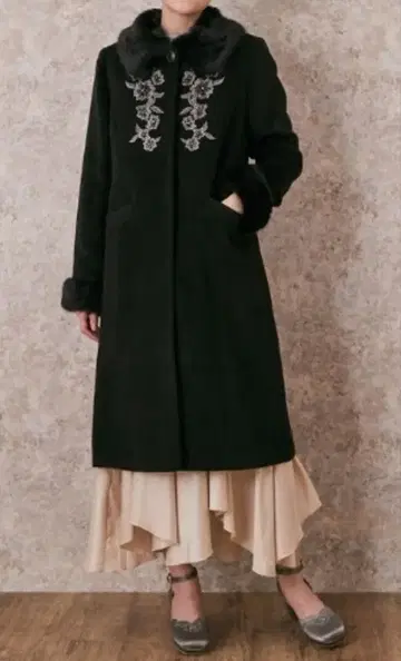 옷깃 달린 자수 롱 코트