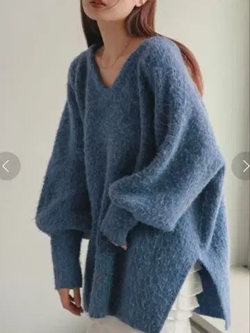 블루 V넥 백 오픈 니트 스웨터