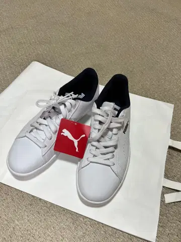 미사용 새상품 PUMA 화이트 스니커즈 25cm
