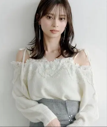 SNIDEL 레이스 트리밍 오프숄더 니트 풀오버