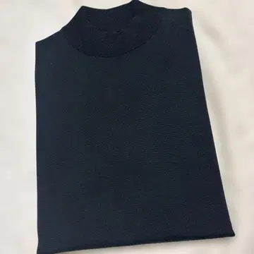 블랙 터틀넥 니트 스웨터