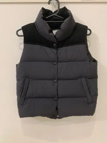 다크 그레이 퀼팅 다운 베스트