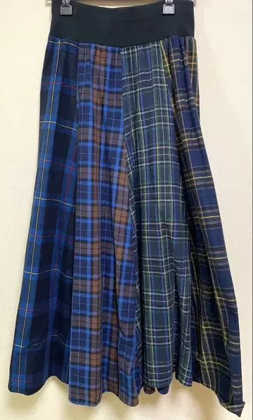 체크 무늬 플레어 스커트