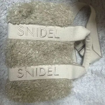 SNIDEL 베이지 퍼 숄더백