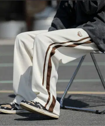 [ neos ] 와이드 실루엣 로고 라인 카르제 맨투맨 팬츠