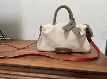 베이지 가죽 핸드백