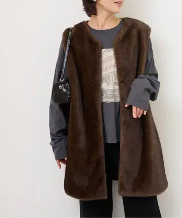 브라운 퍼 베스트 미디 기장 슬리브리스