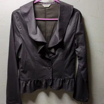 프릴이 달린 얇은 소재의 브라운 자켓