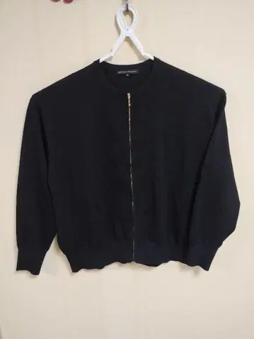 23구 2025년 가을 모델 블랙 집업 니트 사이즈 38 배송비 포함