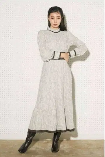 파이핑 디자인 플리츠 원피스