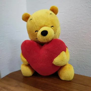 푸우 하트 껴안기 봉제 인형