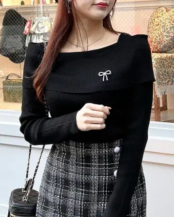 INGNI 브로치 부착 오프숄더 니트