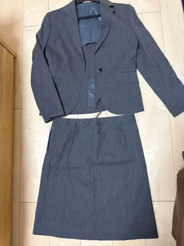 LES MUES 스트라이프 그레이 스커트 수트