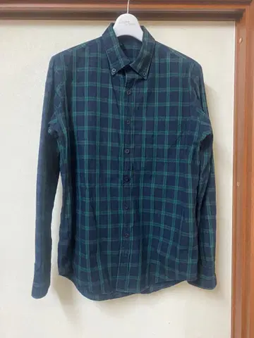 네이비와 그린 체크 무늬 긴팔 셔츠