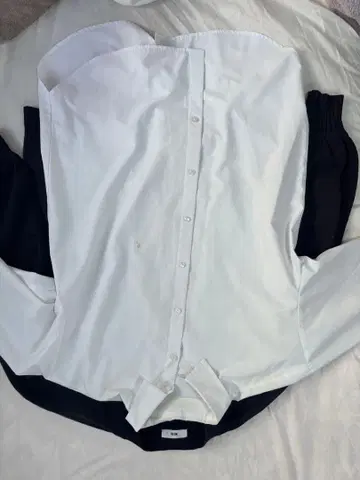 화이트 셔츠와 다크 그레이 가디건 세트