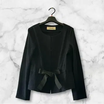 블랙 리본 포함 스커트 수트