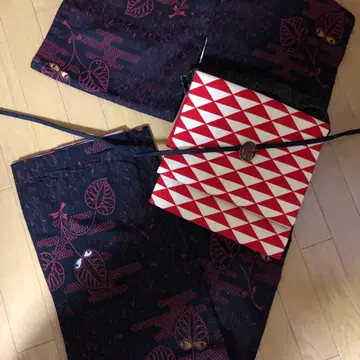 앤티크 순수 실크 코몬 블랙 x 빨간색 드라마틱한 아오이 무늬