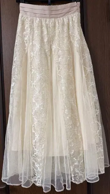 Lily Brown 아이보리 플레어 스커트