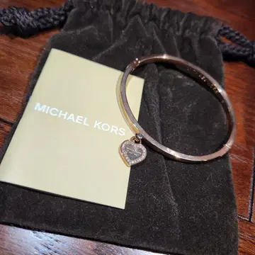 MICHAEL KORS 하트형 참 팔찌