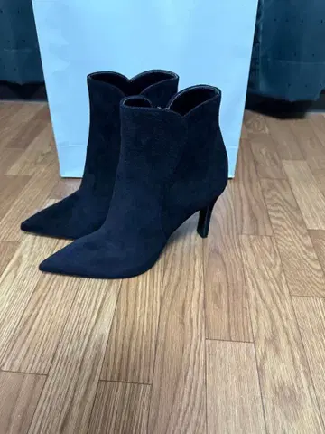 DIANA 블랙 스웨이드 부츠