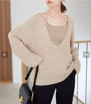 슬로브 이에나 라메 V넥 니트 베이지