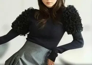 FRAY I.D 프레이 아이디 개더 프릴 숄더 리브 니트 네이비