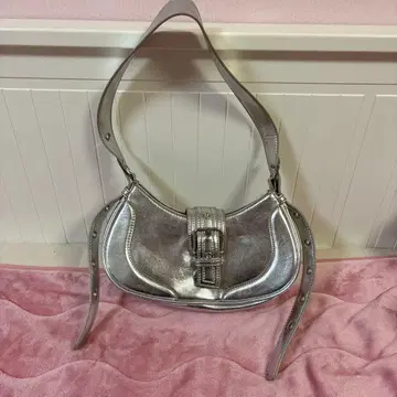 실버 버킷형 핸드백