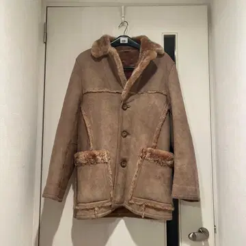 베이지 가죽 무스탕 자켓