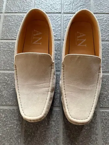 AN by LUCIUS 베이지 스웨이드 로퍼