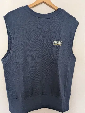 썸씽 슬리브리스 맨투맨 베스트