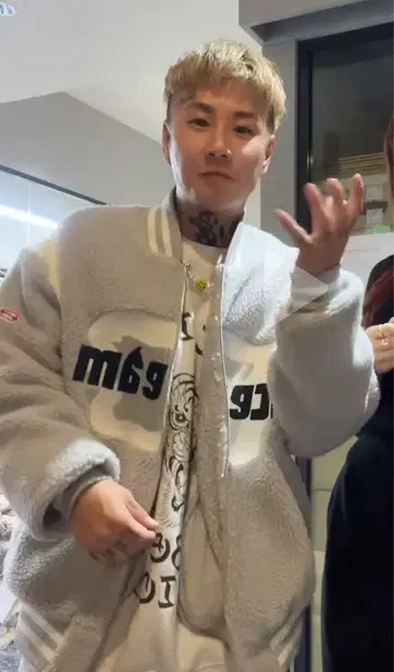 아이스크림 로고 플리스 자켓 그레이 DJ GINTA 착용 모델