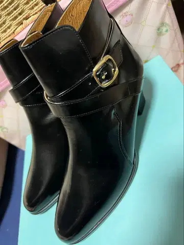 블랙 가죽 숏부츠 버클 포함