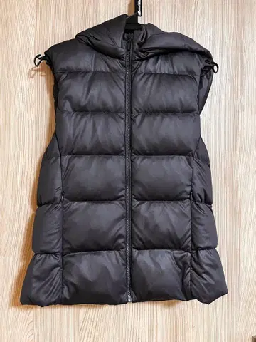 후드 부착 보라색 다운 베스트