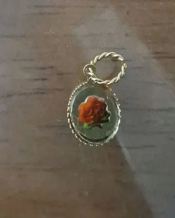 타원형 꽃 모티브 펜던트